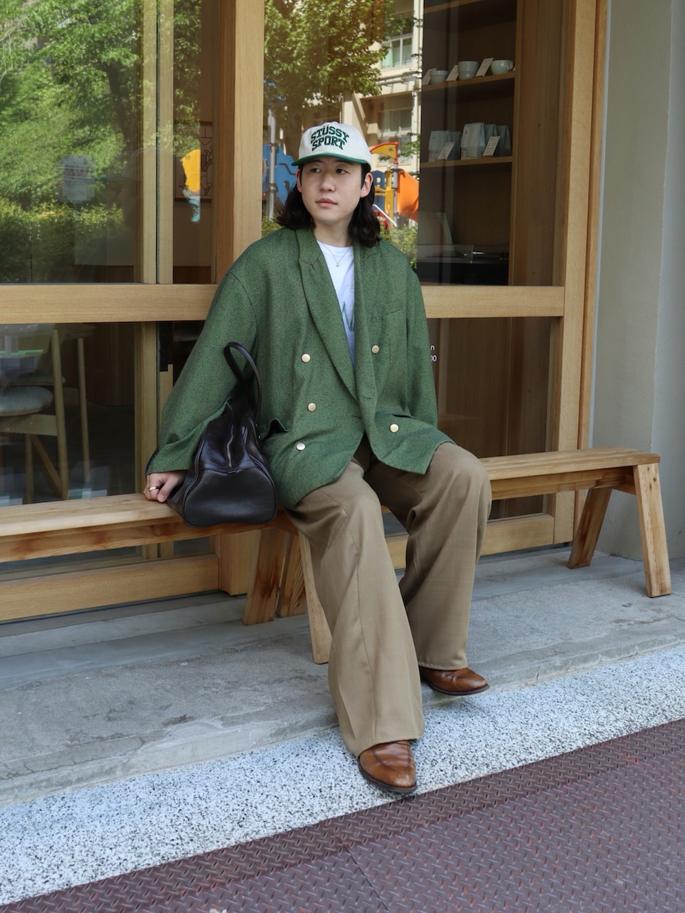 ホワイト系のTシャツ/カットソー、グリーン系のテーラードジャケット、ブラウン系のローファーを着用したメンズの春コーディネートの2枚目の写真