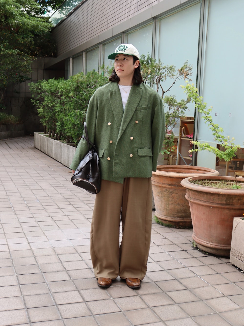 ホワイト系のTシャツ/カットソー、グリーン系のテーラードジャケット、ブラウン系のローファーを着用したメンズの春コーディネートの5枚目の写真