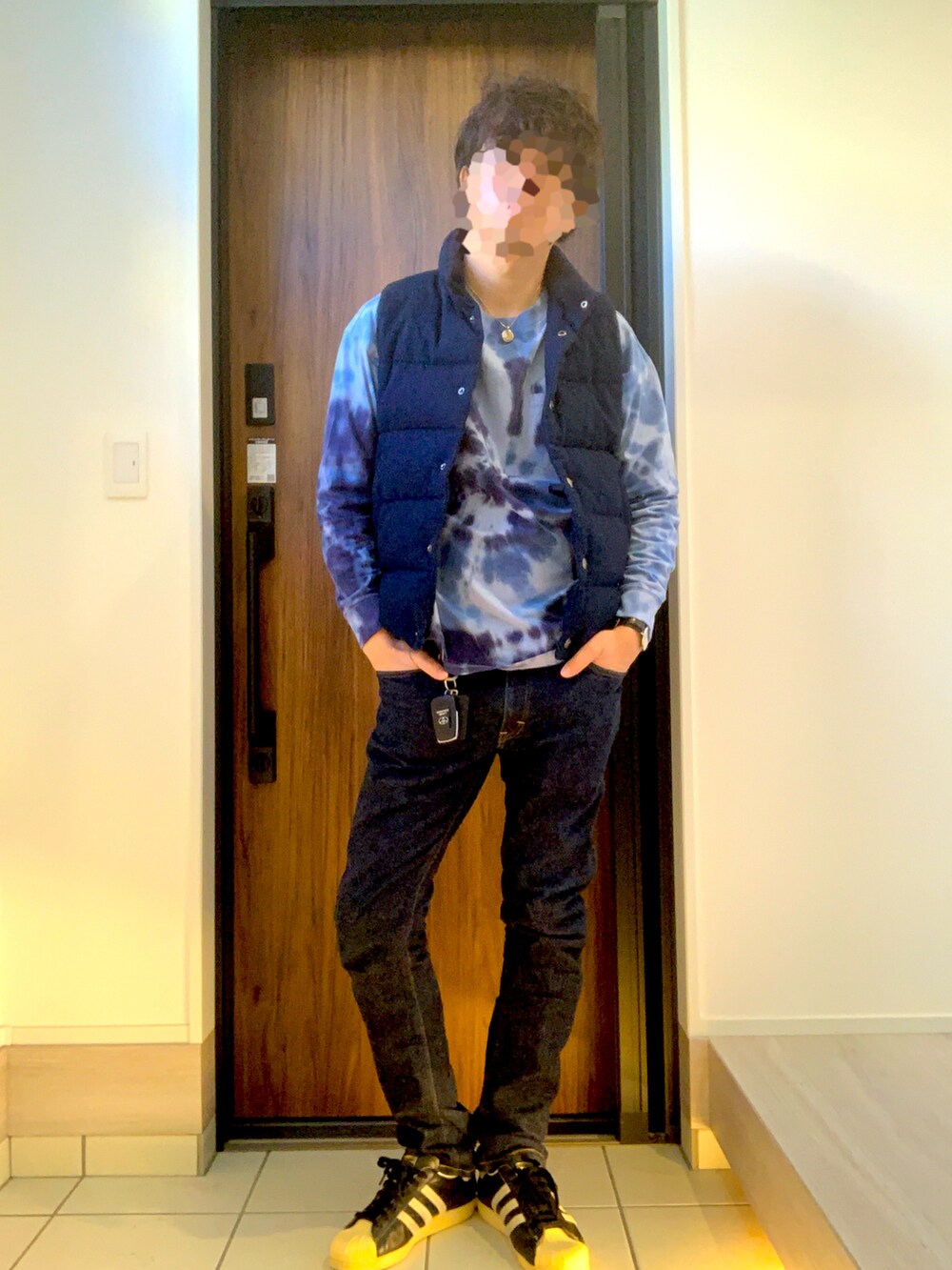 ブラック系のスニーカー、ブラック系のデニムパンツ、ブルー系のTシャツ/カットソーを着用したメンズの冬コーディネートの2枚目の写真