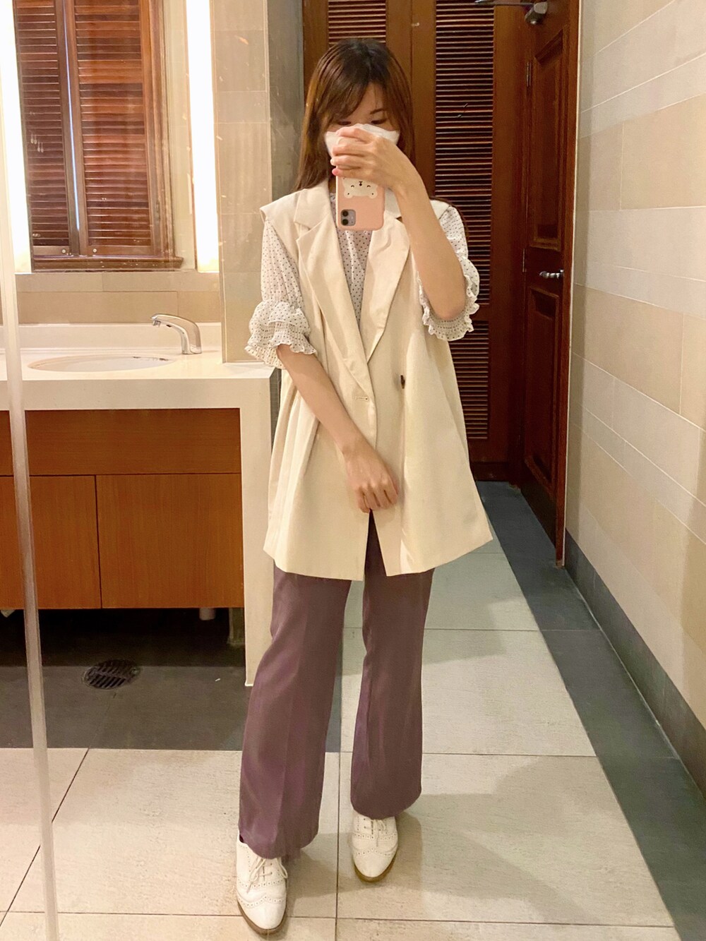ホワイト系のテーラードジャケット、ホワイト系のシャツ/ブラウス、パープル系のその他パンツを着用したレディースの夏コーディネートの2枚目の写真