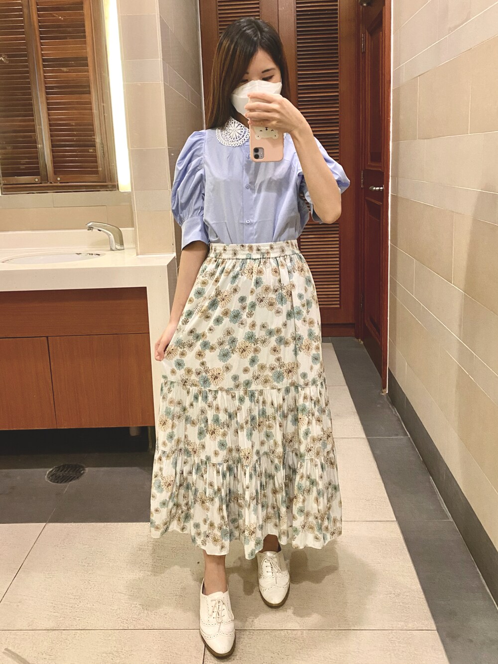 ホワイト系のスカート、ブルー系のシャツ/ブラウス、ホワイト系のシューズを着用したレディースの秋コーディネートの2枚目の写真