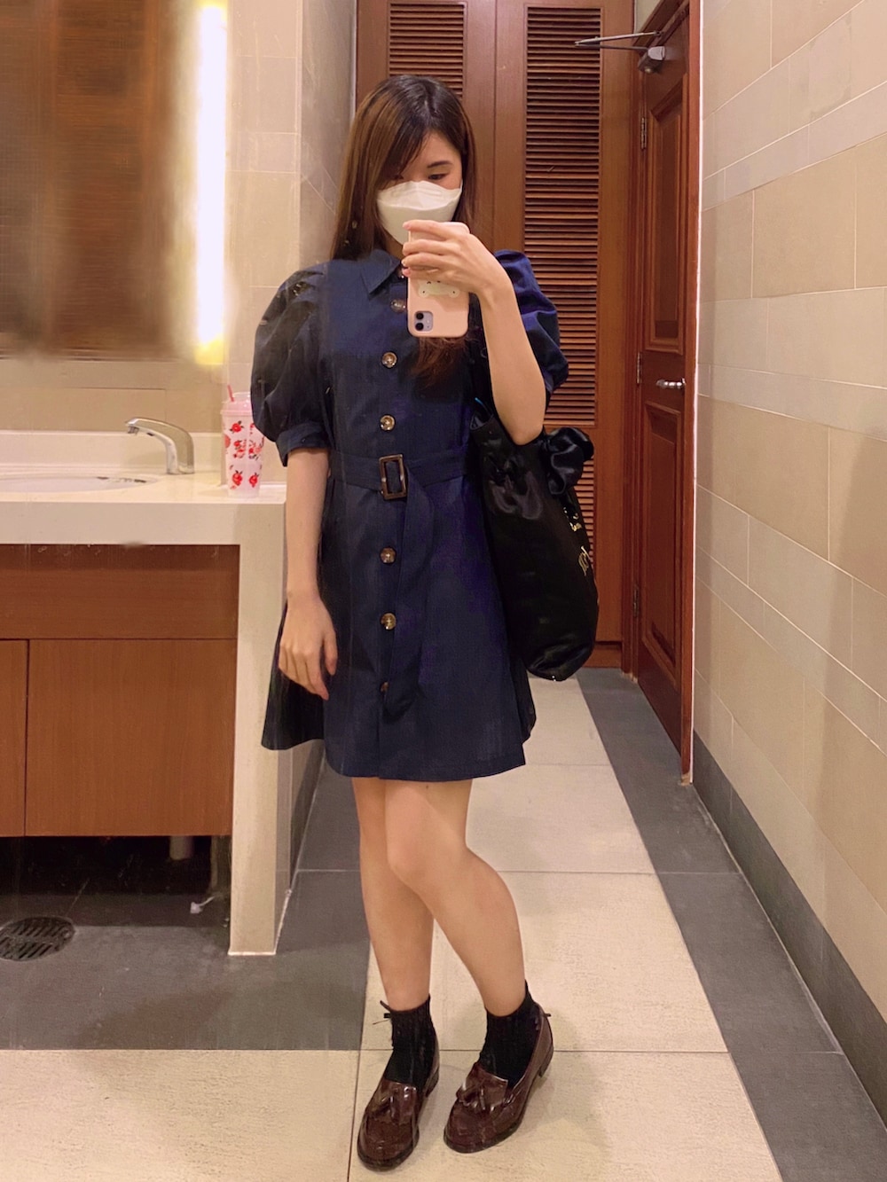 ブルー系のワンピース、ブラウン系のローファー、ブラック系のトートバッグを着用したレディースの夏コーディネートの2枚目の写真