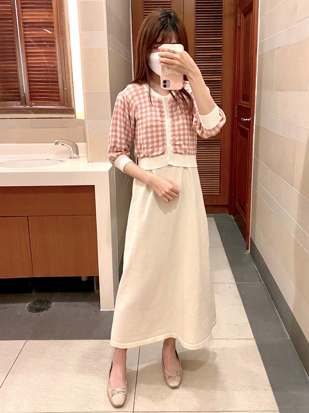 ゴールド系のバレエシューズ、ホワイト系のワンピース、ピンク系のトップスを着用したレディースの春コーディネートの2枚目の写真