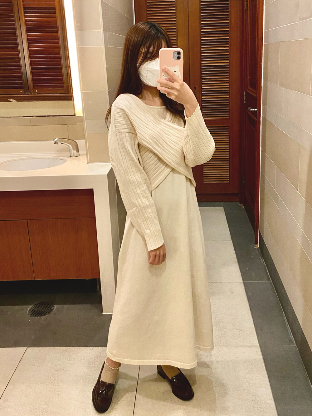 ホワイト系のワンピース、ブラウン系のローファーを着用したレディースの春コーディネートの2枚目の写真