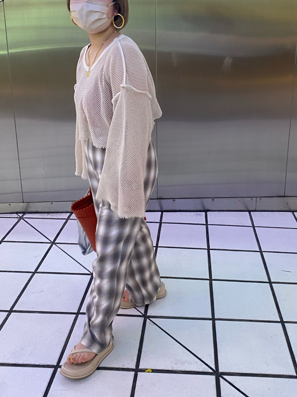 ベージュ系のTシャツ/カットソー、ベージュ系のスウェットパンツ、ホワイト系のサンダルを着用したレディースの夏コーディネートの2枚目の写真