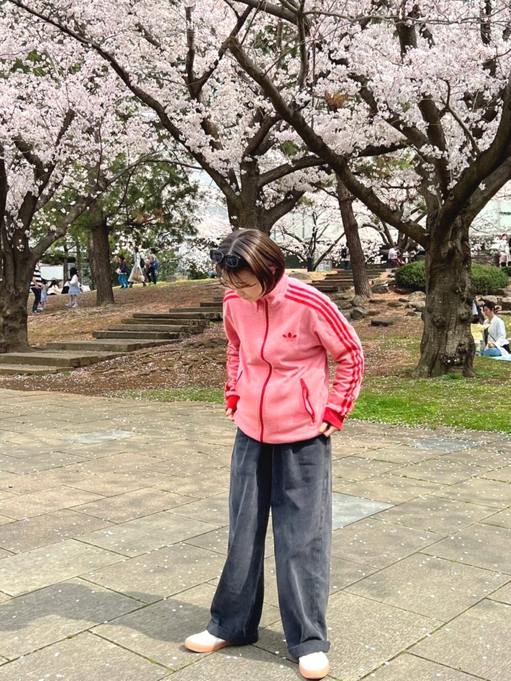 「トラックジャケット、デニムコーデ、デニムパンツ、古着、古着コーデ、古着好きな人と繋がりたい、古着女子、メンズライク、メンズライクコーデ、サングラス、ショートヘア」｜「fuv.のfuv - wide denim pants ワイドデニムパンツ　made in INTER FACTORY（デニムパンツ、ブラック系）」を使った、はるかさん（レディース・156cm）の春コーディネートの2枚目の写真