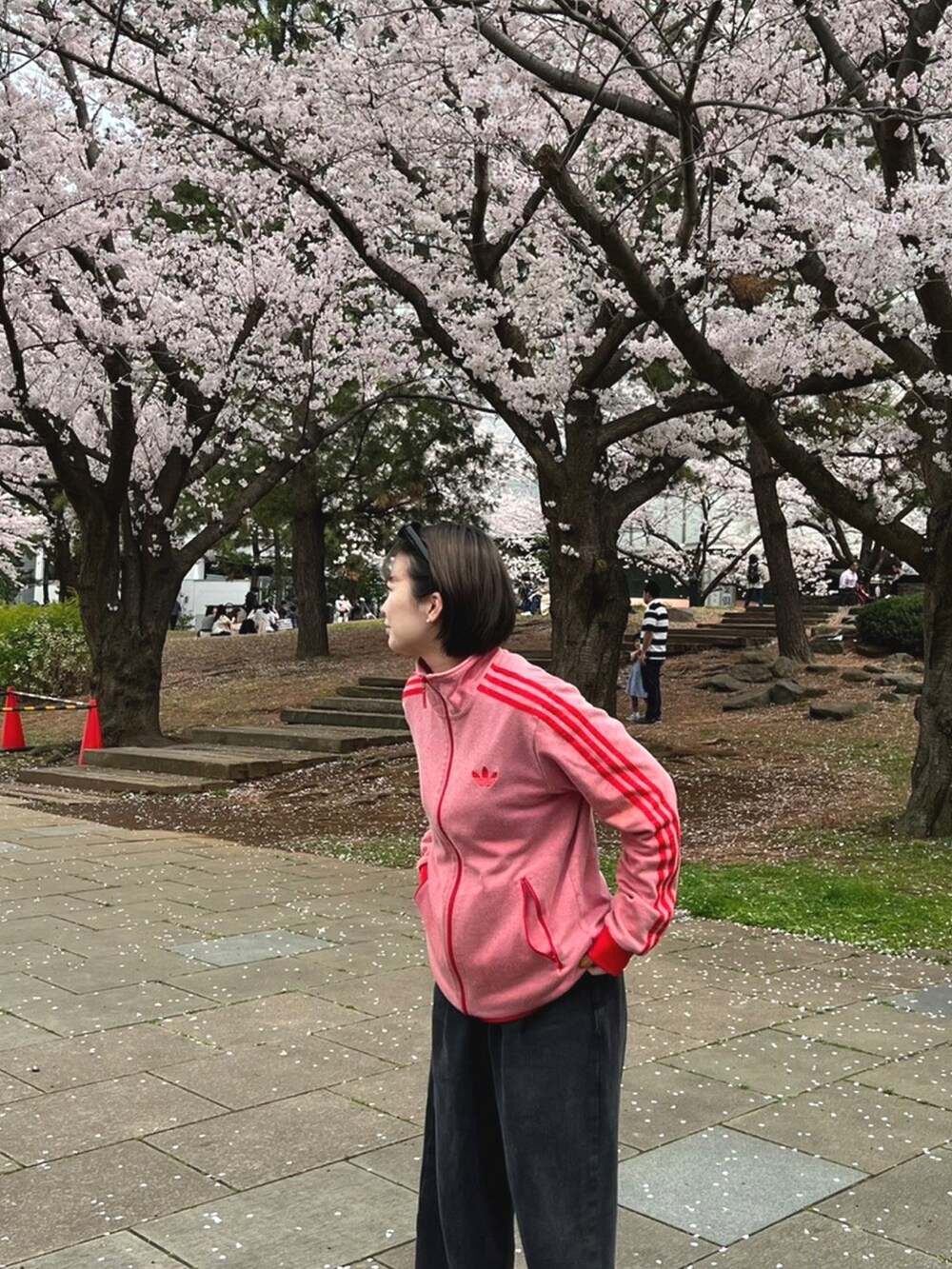 「トラックジャケット、デニムコーデ、デニムパンツ、古着、古着コーデ、古着好きな人と繋がりたい、古着女子、メンズライク、メンズライクコーデ、サングラス、ショートヘア」｜「fuv.のfuv - wide denim pants ワイドデニムパンツ　made in INTER FACTORY（デニムパンツ、ブラック系）」を使った、はるかさん（レディース・156cm）の春コーディネートの3枚目の写真