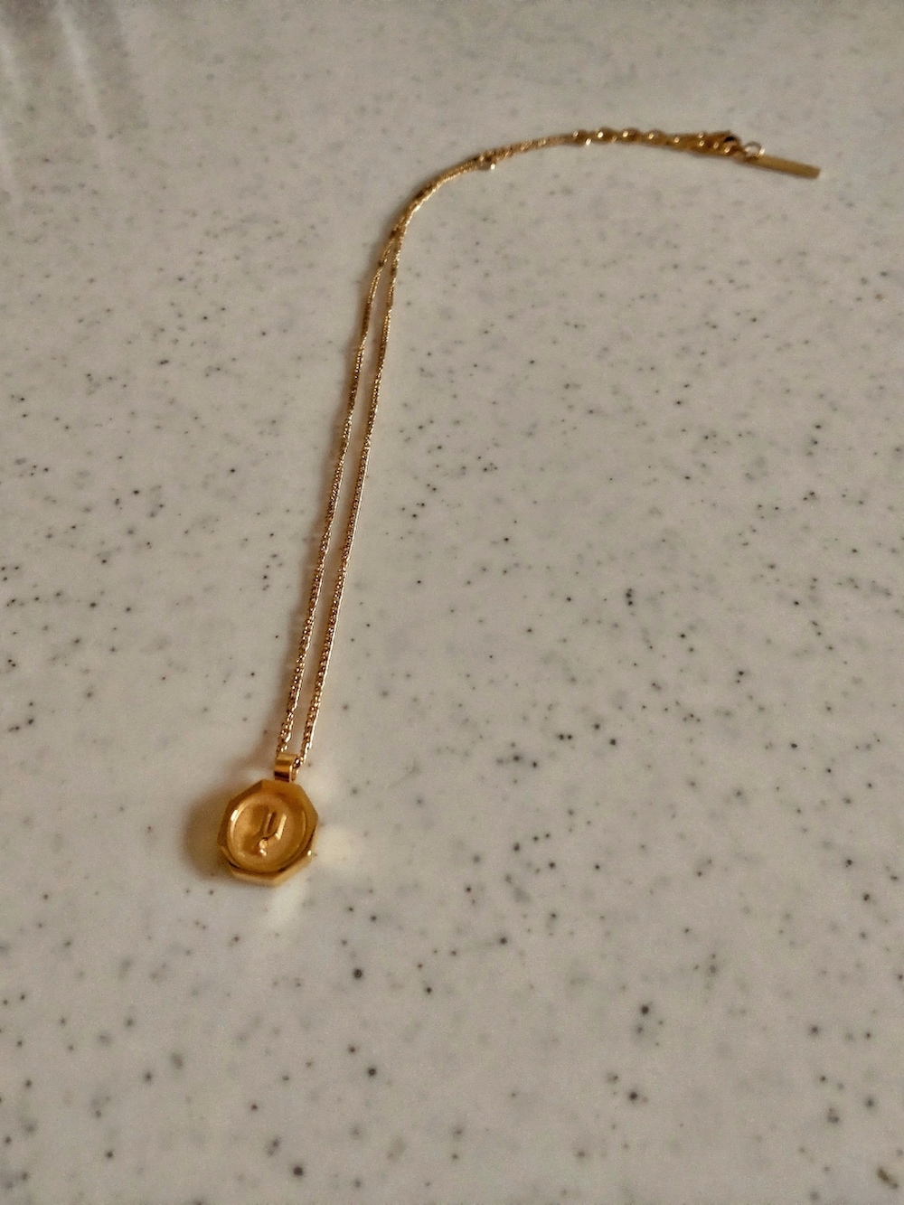 グリーン系のベスト、ホワイト系のサロペット/オーバーオール、ブラック系のスニーカーを着用したメンズの夏コーディネートの2枚目の写真