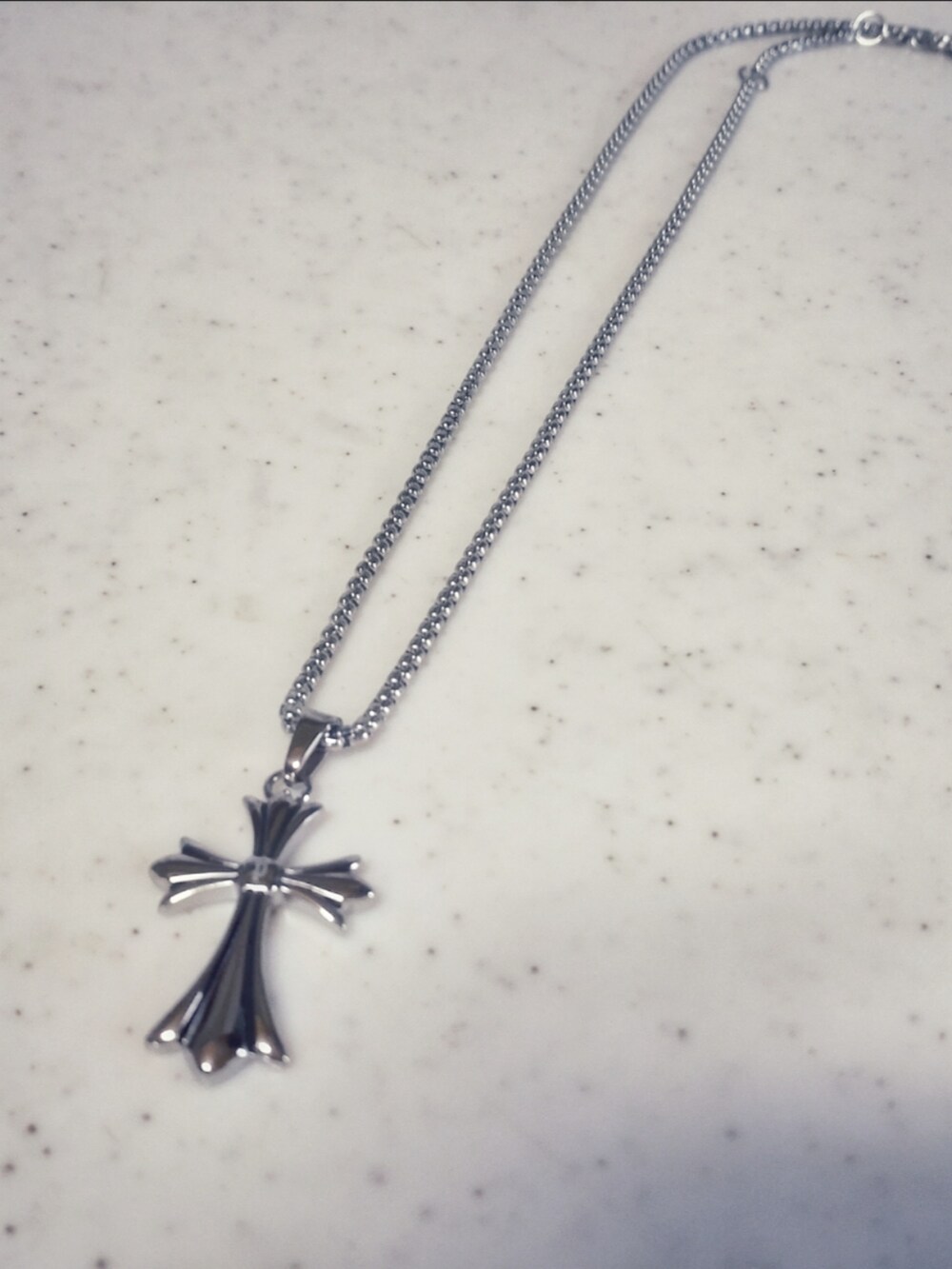 ブルー系のTシャツ/カットソー、ホワイト系のカーゴパンツ、シルバー系のネックレスを着用したメンズの春コーディネートの2枚目の写真