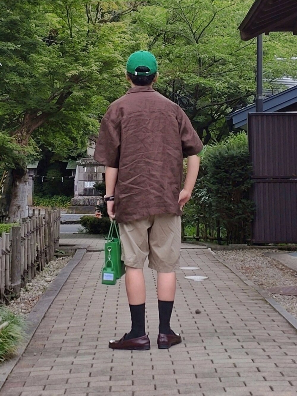 グリーン系のシャツ/ブラウス、グリーン系のショルダーバッグ、ベージュ系のその他パンツを着用したメンズの夏コーディネートの2枚目の写真