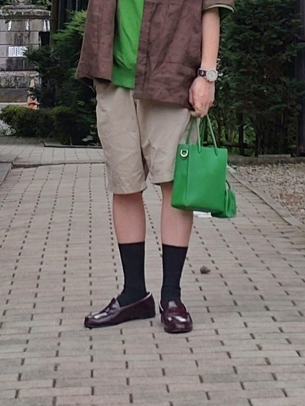 グリーン系のシャツ/ブラウス、グリーン系のショルダーバッグ、ベージュ系のその他パンツを着用したメンズの夏コーディネートの3枚目の写真