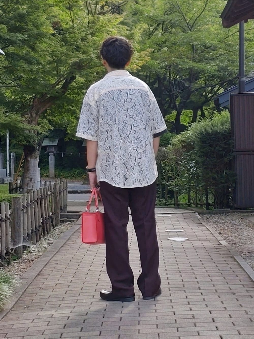 ホワイト系のシャツ/ブラウス、ブラウン系のパンツ、ブラック系のローファーを着用したメンズの夏コーディネートの2枚目の写真