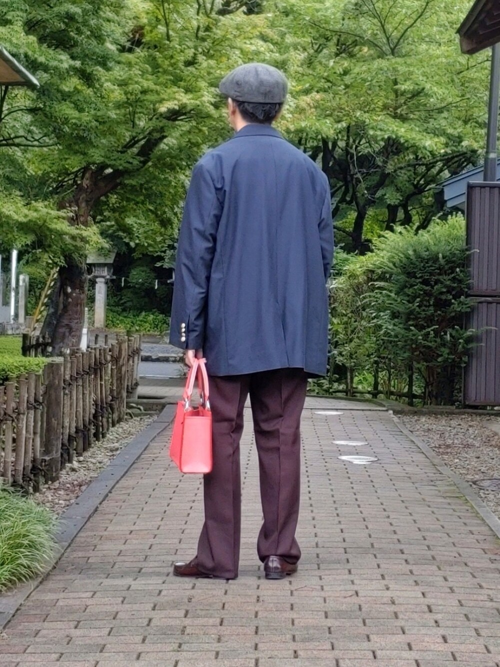 ブラウン系のパンツ、ブルー系のテーラードジャケット、ホワイト系のシャツ/ブラウスを着用したメンズの夏コーディネートの2枚目の写真