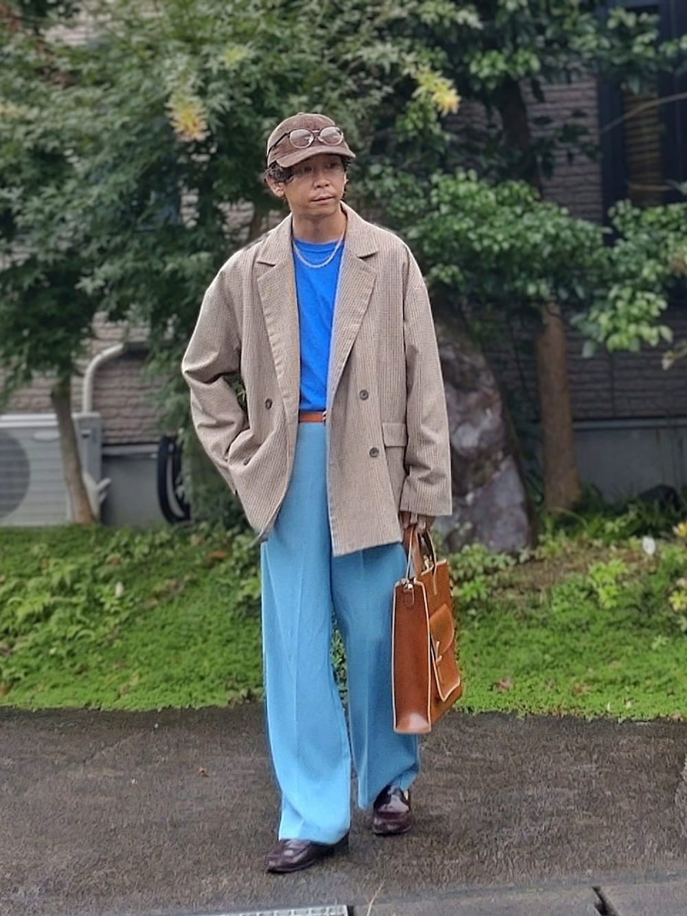 ブラウン系のテーラードジャケット、ブルー系のTシャツ/カットソー、ブルー系のスラックスを着用したメンズの秋コーディネートの2枚目の写真