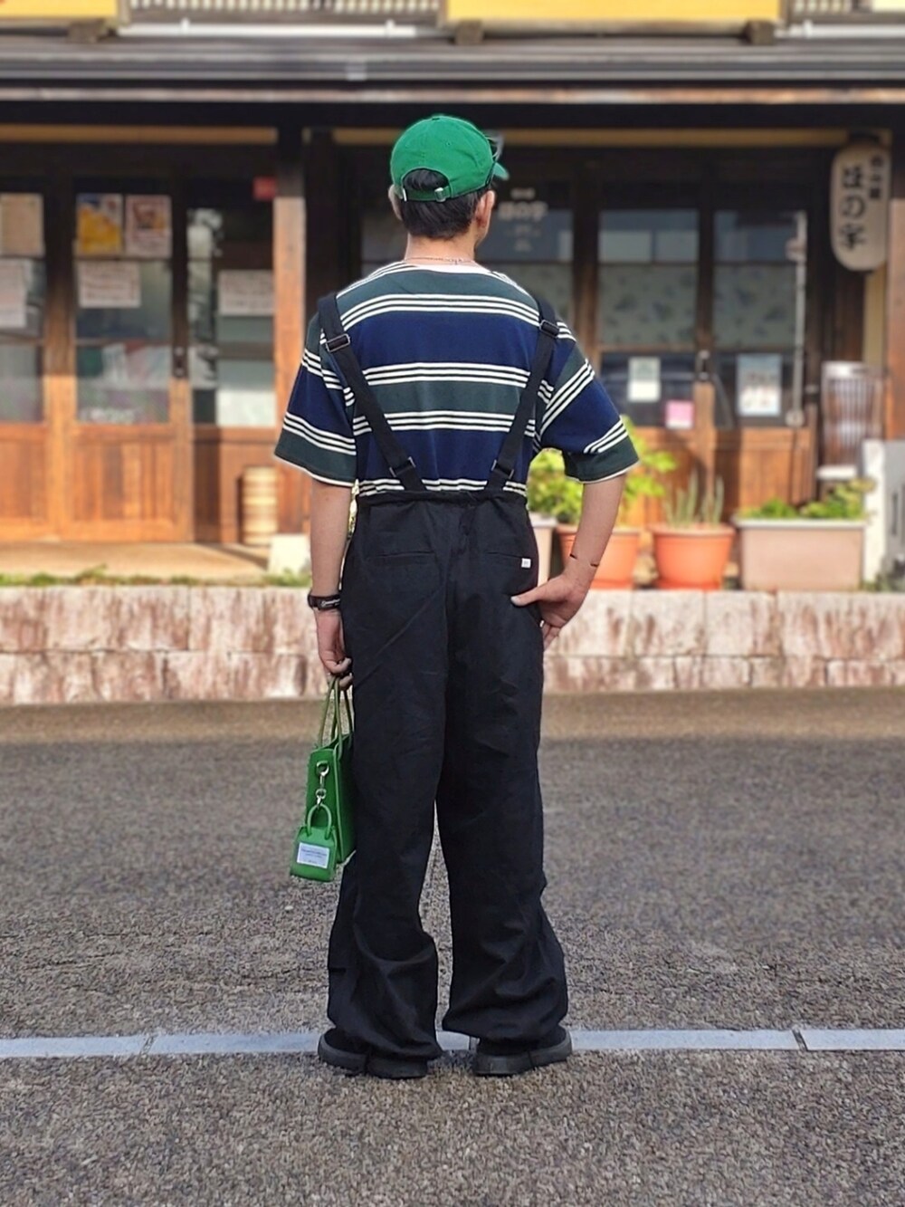 グリーン系のTシャツ/カットソー、グリーン系のショルダーバッグ、ブラック系のサロペット/オーバーオールを着用したメンズの夏コーディネートの2枚目の写真