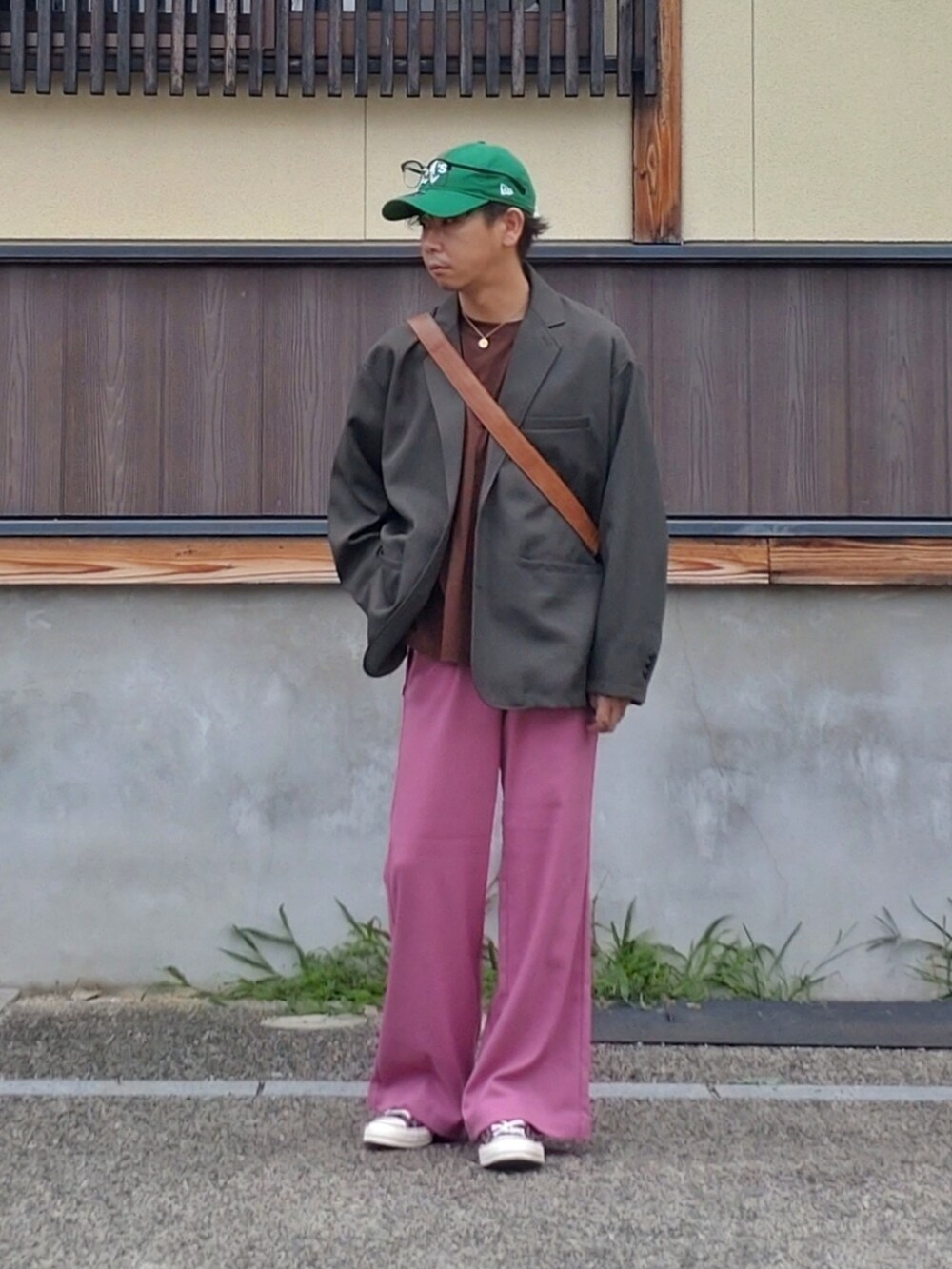 ブラウン系のTシャツ/カットソー、ピンク系のその他パンツ、グリーン系のテーラードジャケットを着用したメンズの秋コーディネートの3枚目の写真