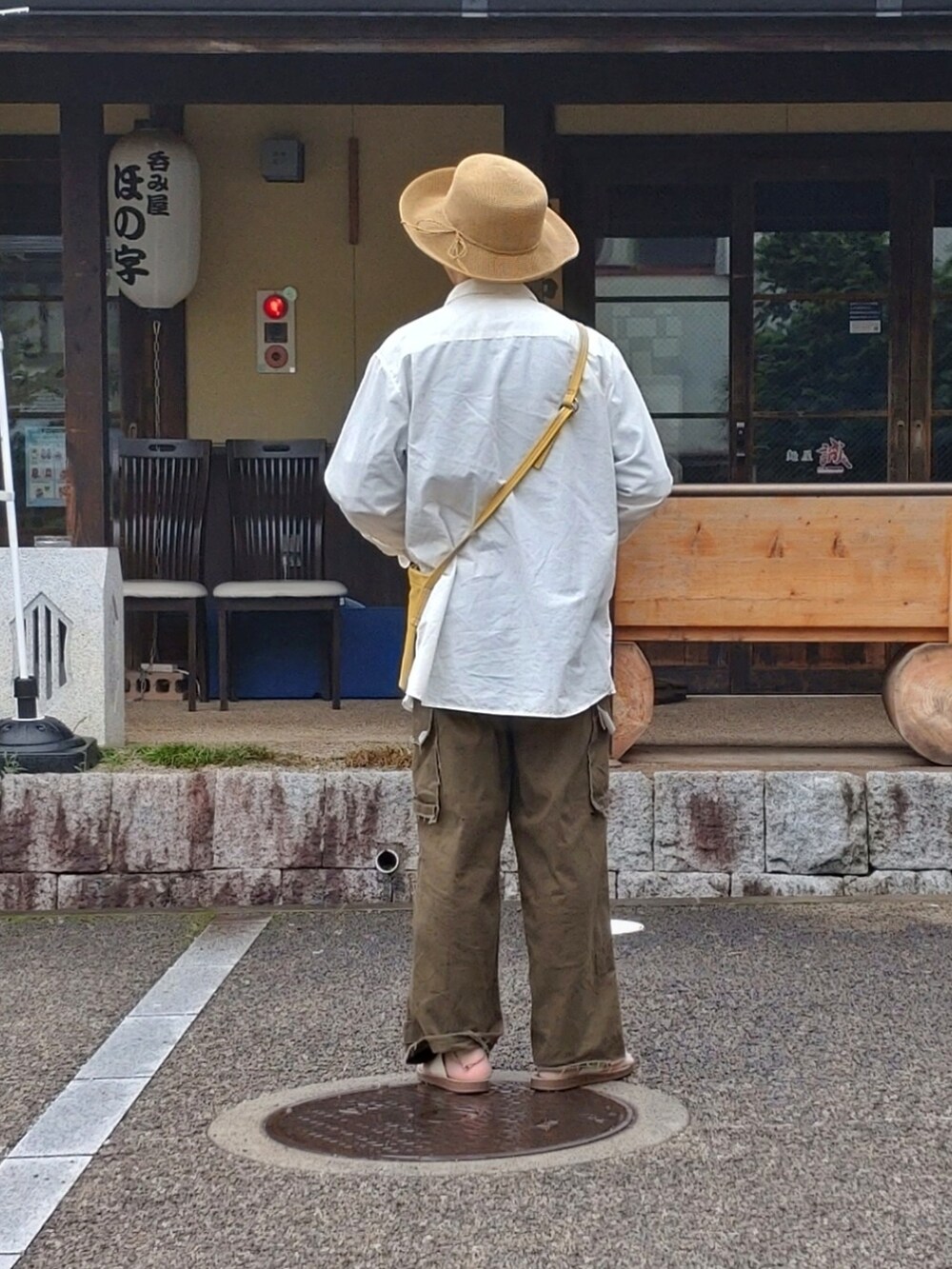 グレー系のTシャツ/カットソー、グリーン系のカーゴパンツ、イエロー系のショルダーバッグを着用したメンズの夏コーディネートの2枚目の写真