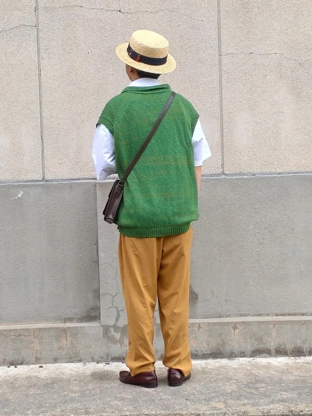 グリーン系のカーディガン/ボレロ、ブラウン系のショルダーバッグ、レッド系のローファーを着用したメンズの夏コーディネートの3枚目の写真