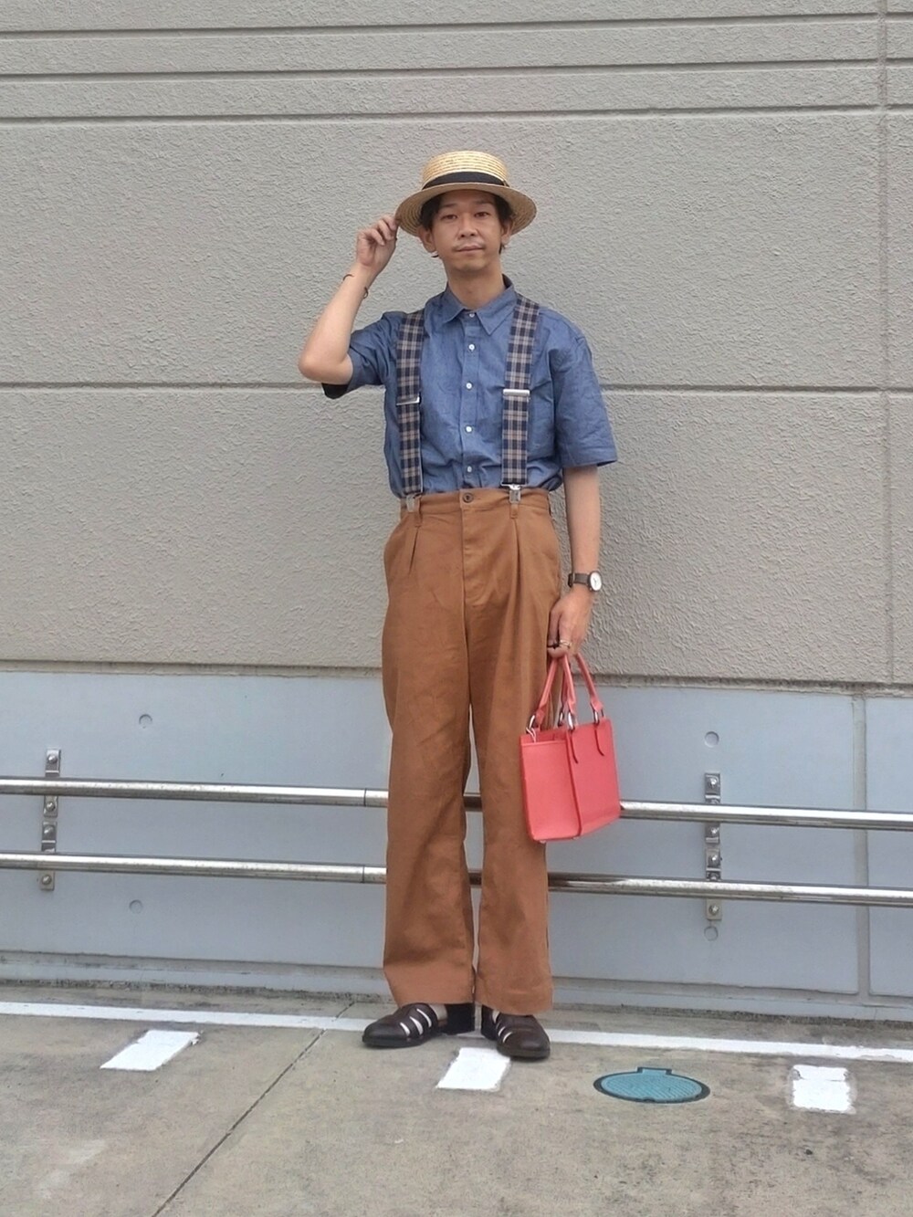 ブラウン系のチノパンツ、ブルー系のシャツ/ブラウス、ブラウン系のサンダルを着用したメンズの春コーディネートの2枚目の写真