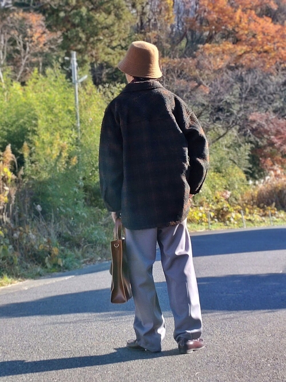 ブラウン系のミリタリージャケット、レッド系のローファー、グレー系のスラックスを着用したメンズの秋コーディネートの2枚目の写真