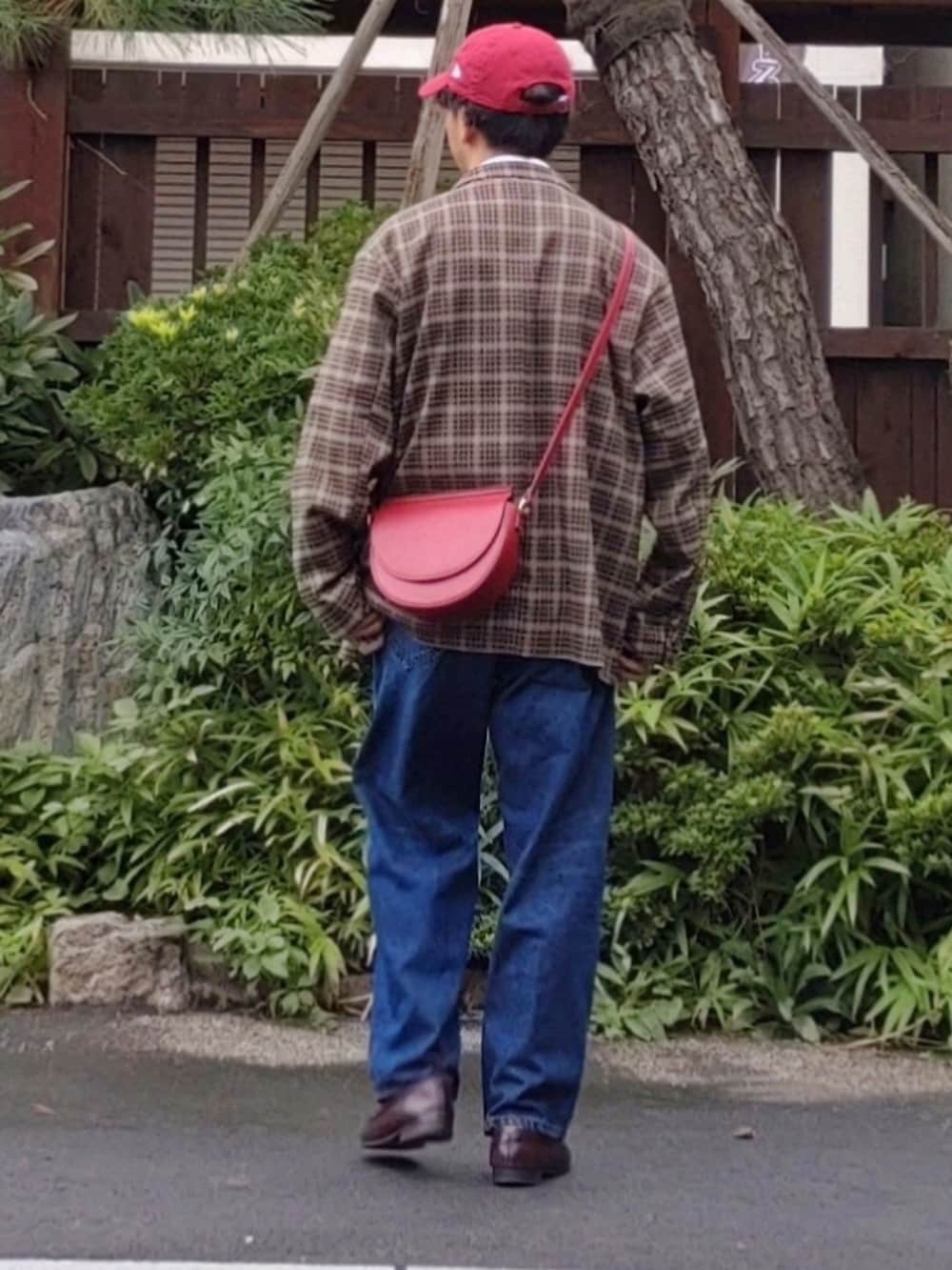 ブルー系のデニムパンツ、グリーン系のテーラードジャケットを着用したメンズの夏コーディネートの2枚目の写真