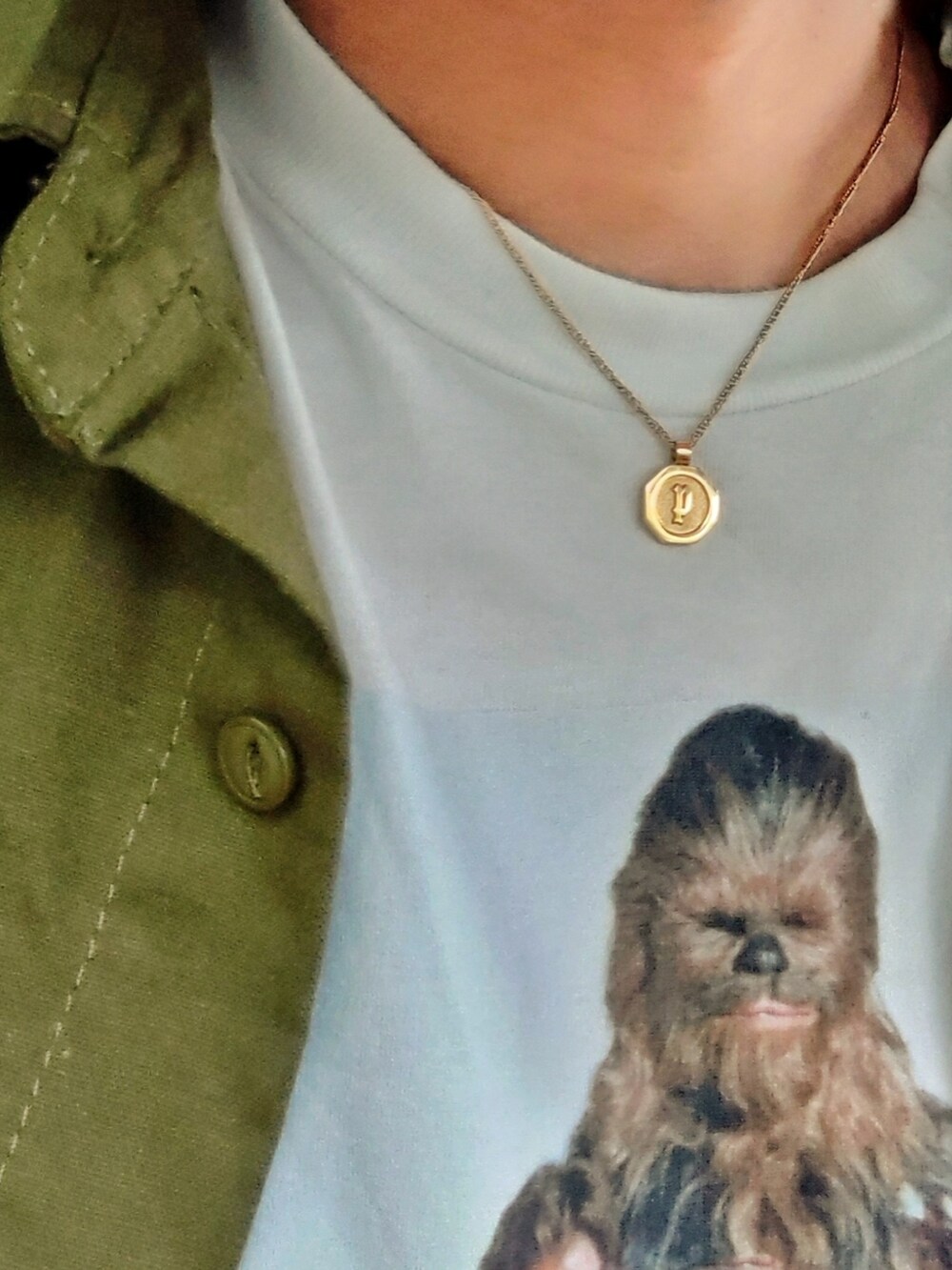 ホワイト系のTシャツ/カットソー、ブラウン系のトートバッグ、オレンジ系のスラックスを着用したメンズの夏コーディネートの2枚目の写真