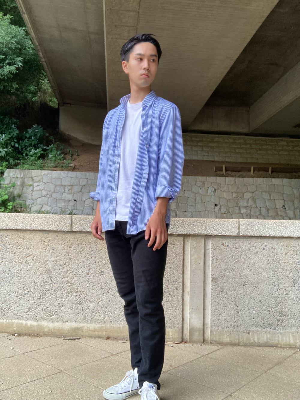 ブルー系のシャツ/ブラウス、ブラック系のデニムパンツ、ホワイト系のTシャツ/カットソーを着用したメンズの夏コーディネートの2枚目の写真