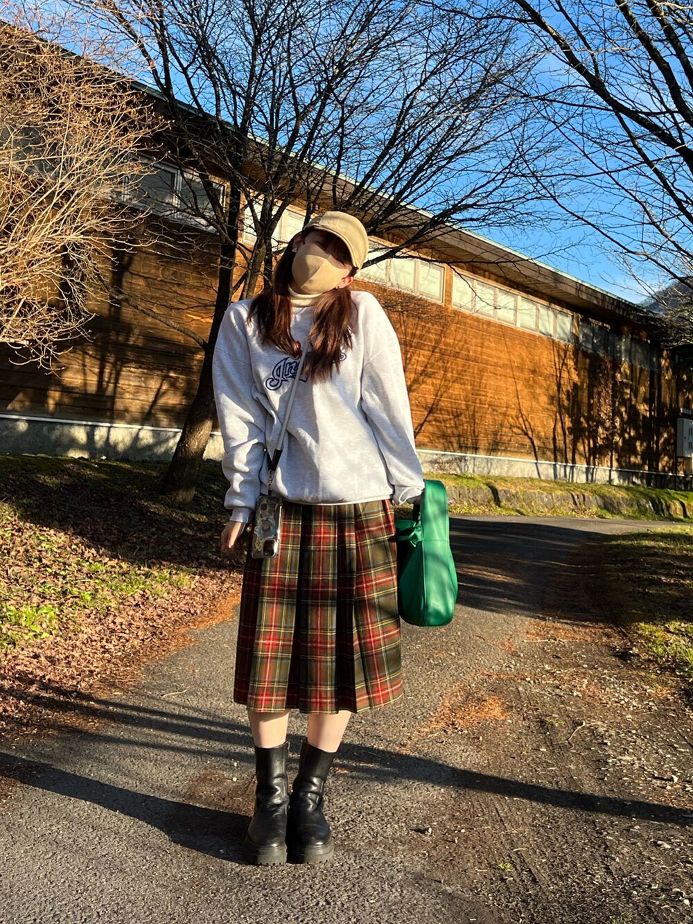 ブラック系のブーツ、その他のスカート、ホワイト系のスウェットを着用したレディースの冬コーディネートの2枚目の写真