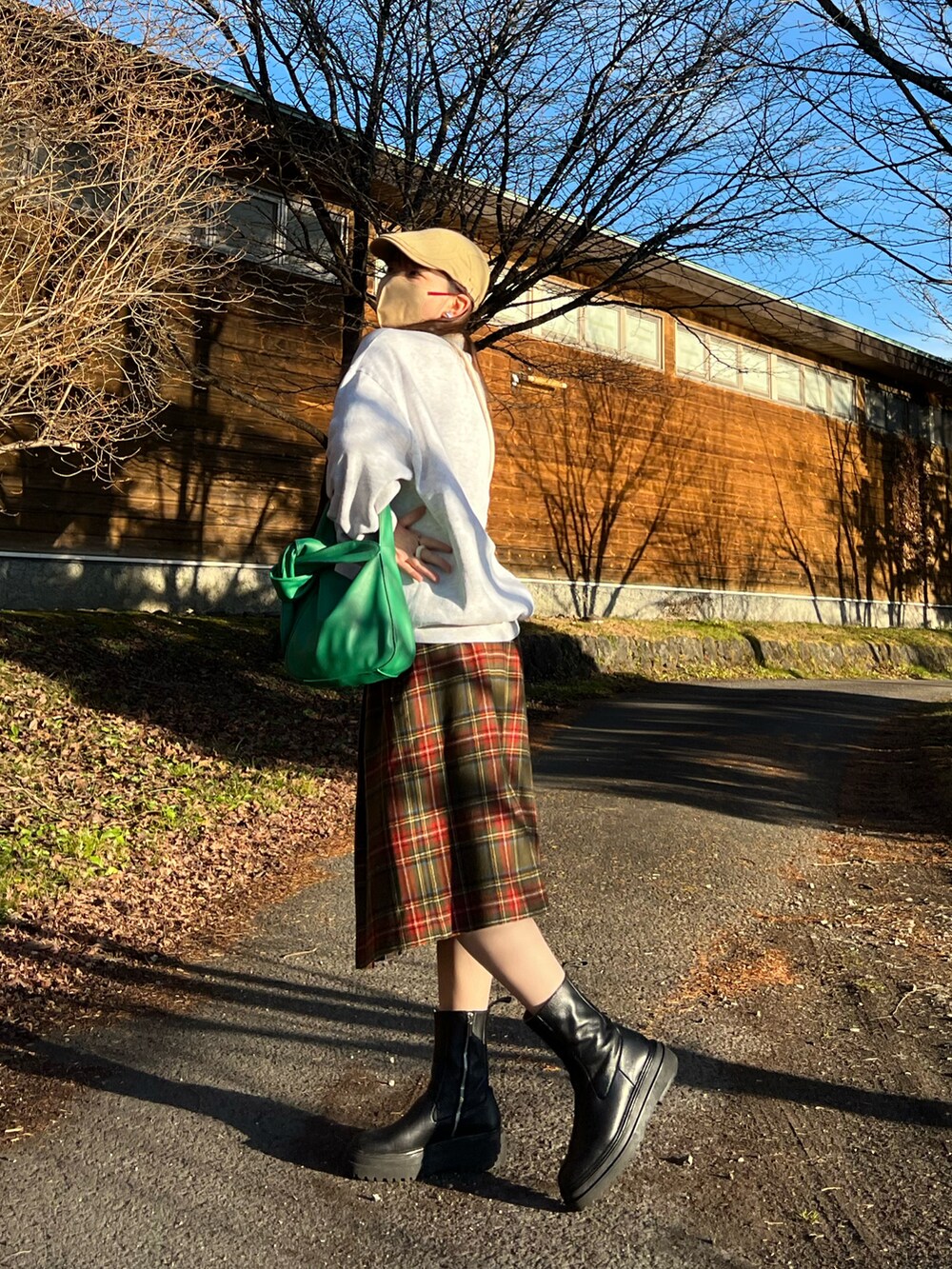 ブラック系のブーツ、その他のスカート、ホワイト系のスウェットを着用したレディースの冬コーディネートの3枚目の写真