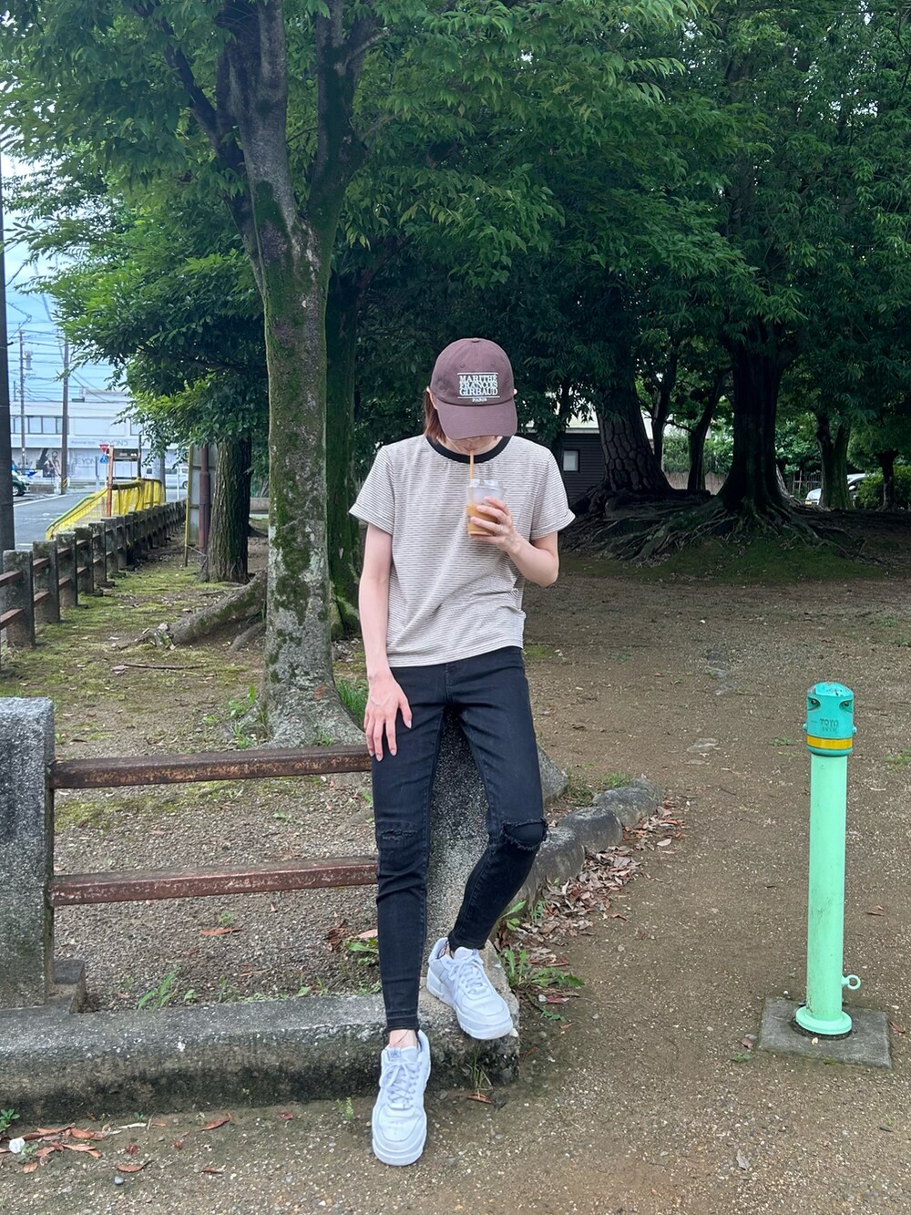 その他のTシャツ/カットソー、ブラック系のデニムパンツ、ホワイト系のスニーカーを着用したレディースの夏コーディネートの2枚目の写真