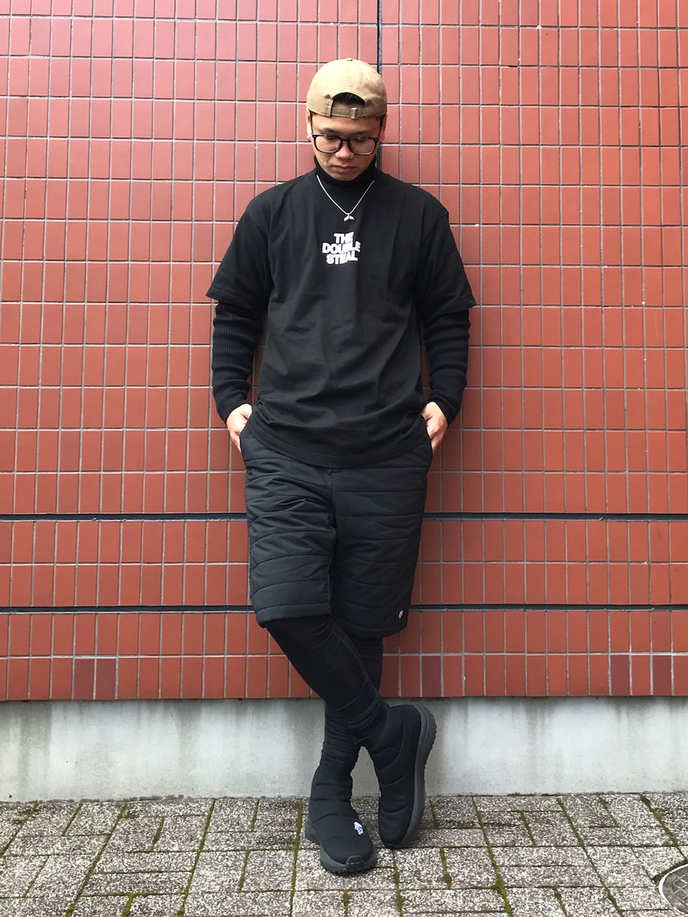 ブラック系のTシャツ/カットソー、ブラック系のその他パンツ、ブラック系のブーツを着用したメンズの春コーディネートの2枚目の写真