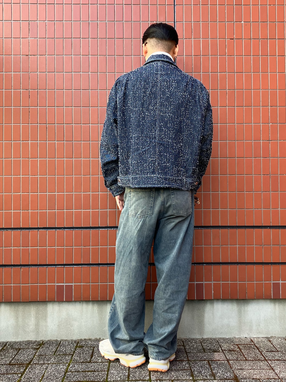 ブルー系のジャケット/アウター、ブルー系のデニムパンツ、ホワイト系のスニーカーを着用したメンズの冬コーディネートの2枚目の写真