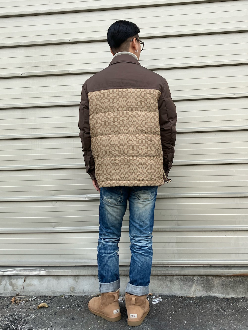 ベージュ系のジャケット/アウター、ベージュ系のブーツを着用したメンズの冬コーディネートの2枚目の写真