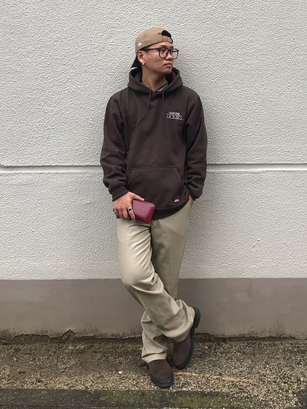 ブラウン系のパーカー、グリーン系のチノパンツ、ブラウン系のブーツを着用したメンズの春コーディネートの2枚目の写真