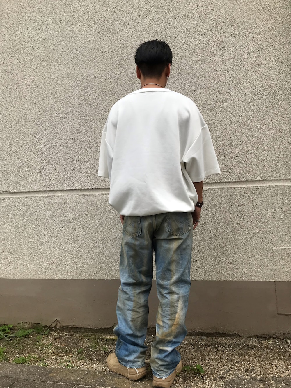 「デニムパンツ、白Tシャツ、シンプル、アメカジ、デニムコーデ」｜「Leeのアイテム（デニムパンツ、ブルー系）」を使った、はっしーさん（メンズ・172cm）の春コーディネートの2枚目の写真
