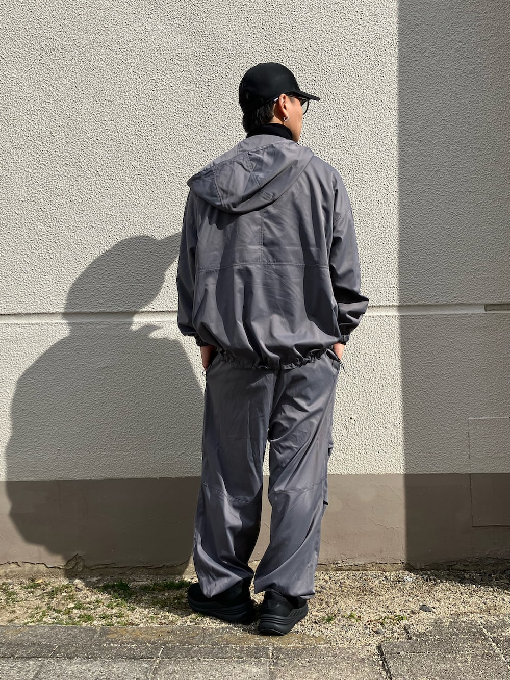 グレー系のその他アウター、グレー系のその他パンツ、ブラック系のスリッポンを着用したメンズの冬コーディネートの2枚目の写真