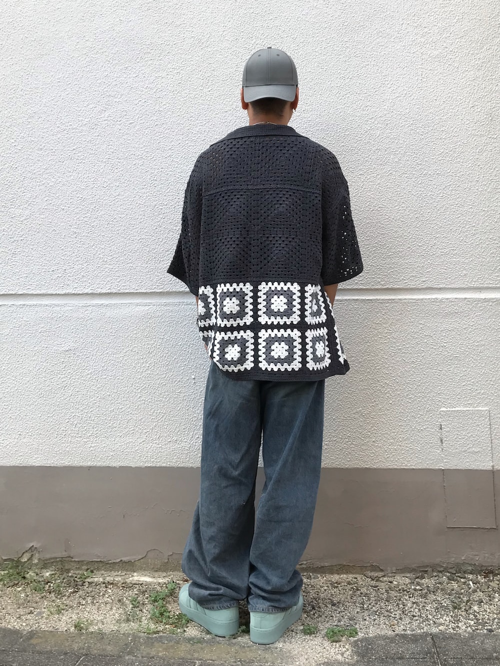「クロシェ、スーパースター、バレルレッグジーンズ、グレー、デニムパンツ」｜「GUのアイテム（デニムパンツ、ブルー系）」を使った、はっしーさん（メンズ・172cm）の夏コーディネートの2枚目の写真