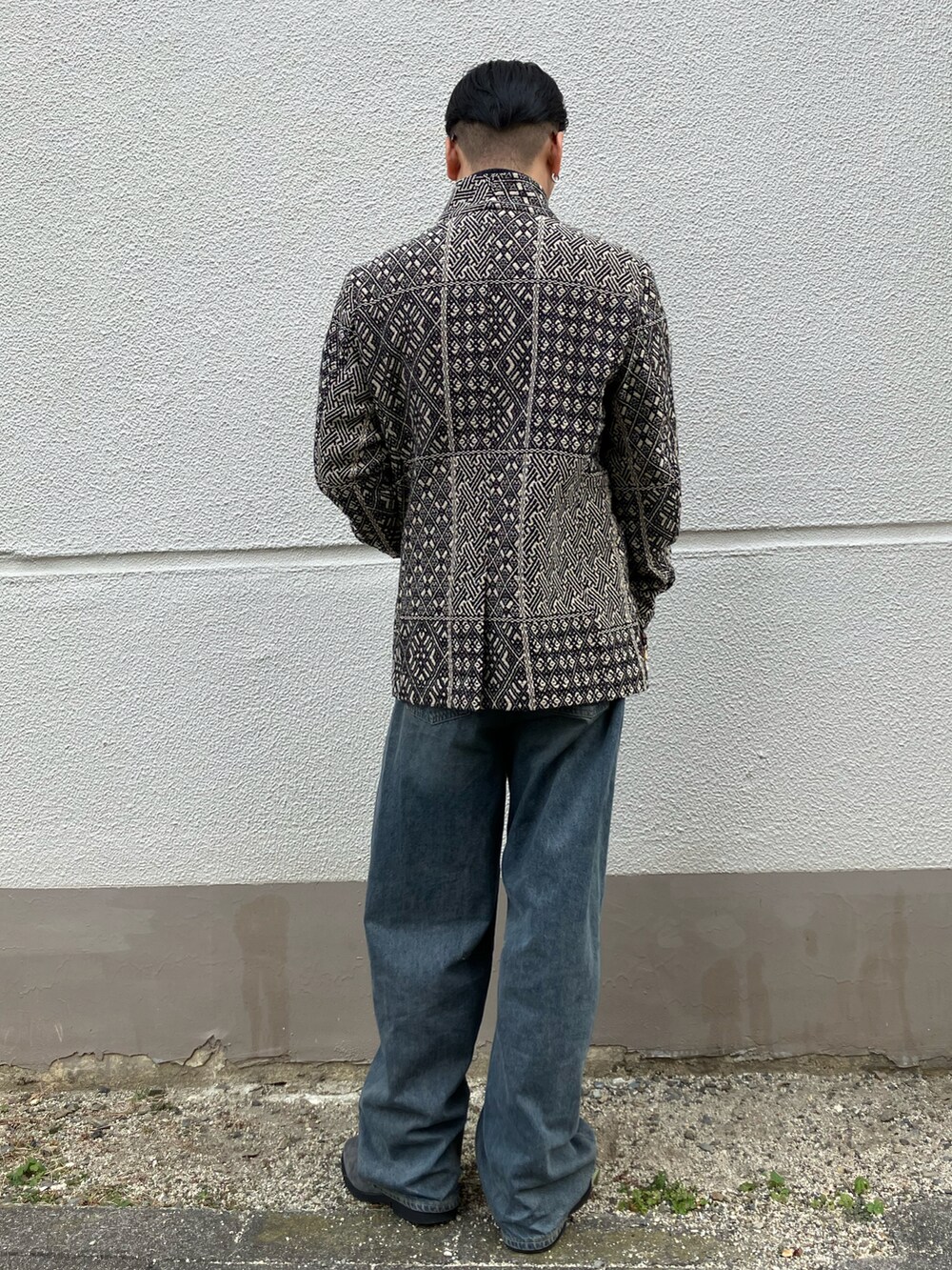 ブラック系のジャケット/アウター、ブルー系のデニムパンツを着用したメンズの冬コーディネートの2枚目の写真