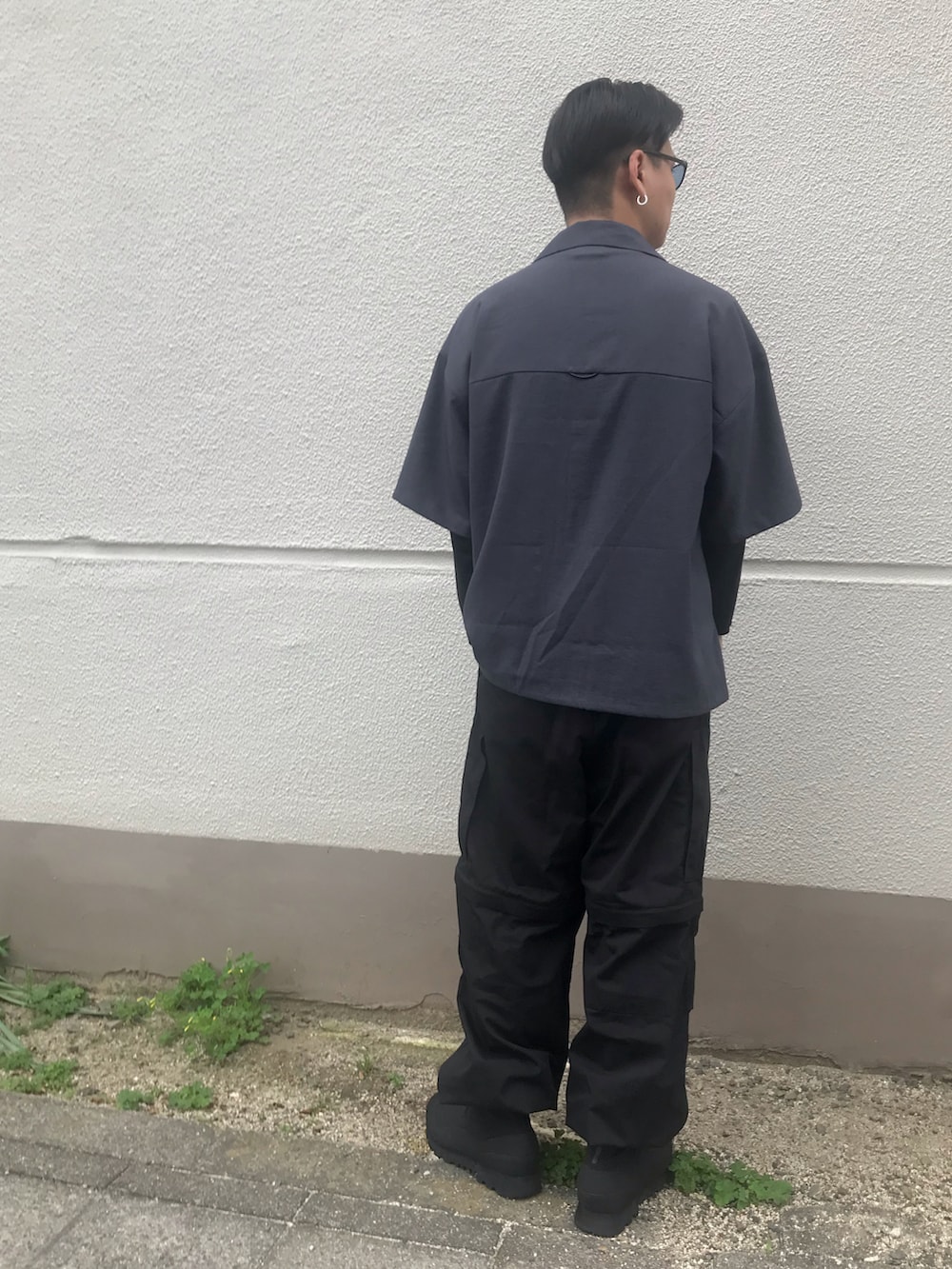 グレー系のシャツ/ブラウス、ブラック系のパンツ、ブラック系のレインシューズを着用したメンズの春コーディネートの2枚目の写真