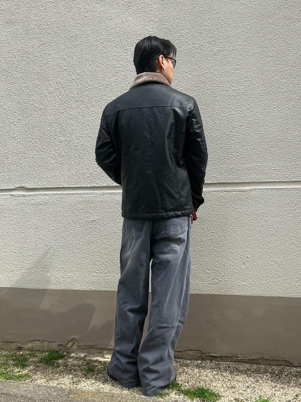「レザージャケット、デニムパンツ、グレーデニム、shein、アメカジ」｜「SHEINのアイテム（ライダースジャケット、ブラック系）」を使った、はっしーさん（メンズ・172cm）の春コーディネートの2枚目の写真