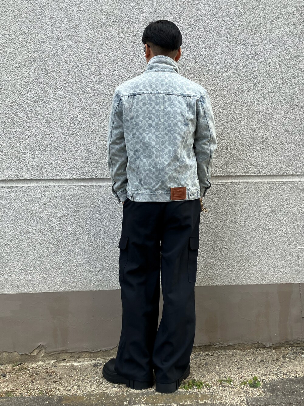 ブルー系のデニムジャケット、ブラック系のパンツ、ブラック系のブーツを着用したメンズの冬コーディネートの2枚目の写真