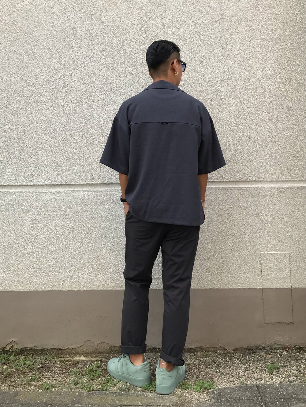 グリーン系のスニーカー、グレー系のパンツ、グレー系のシャツ/ブラウスを着用したメンズの夏コーディネートの2枚目の写真