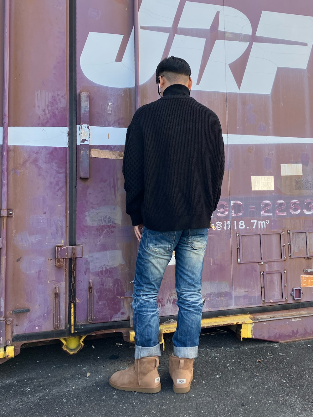 ブラック系のニット/セーター、ベージュ系のブーツを着用したメンズの冬コーディネートの2枚目の写真