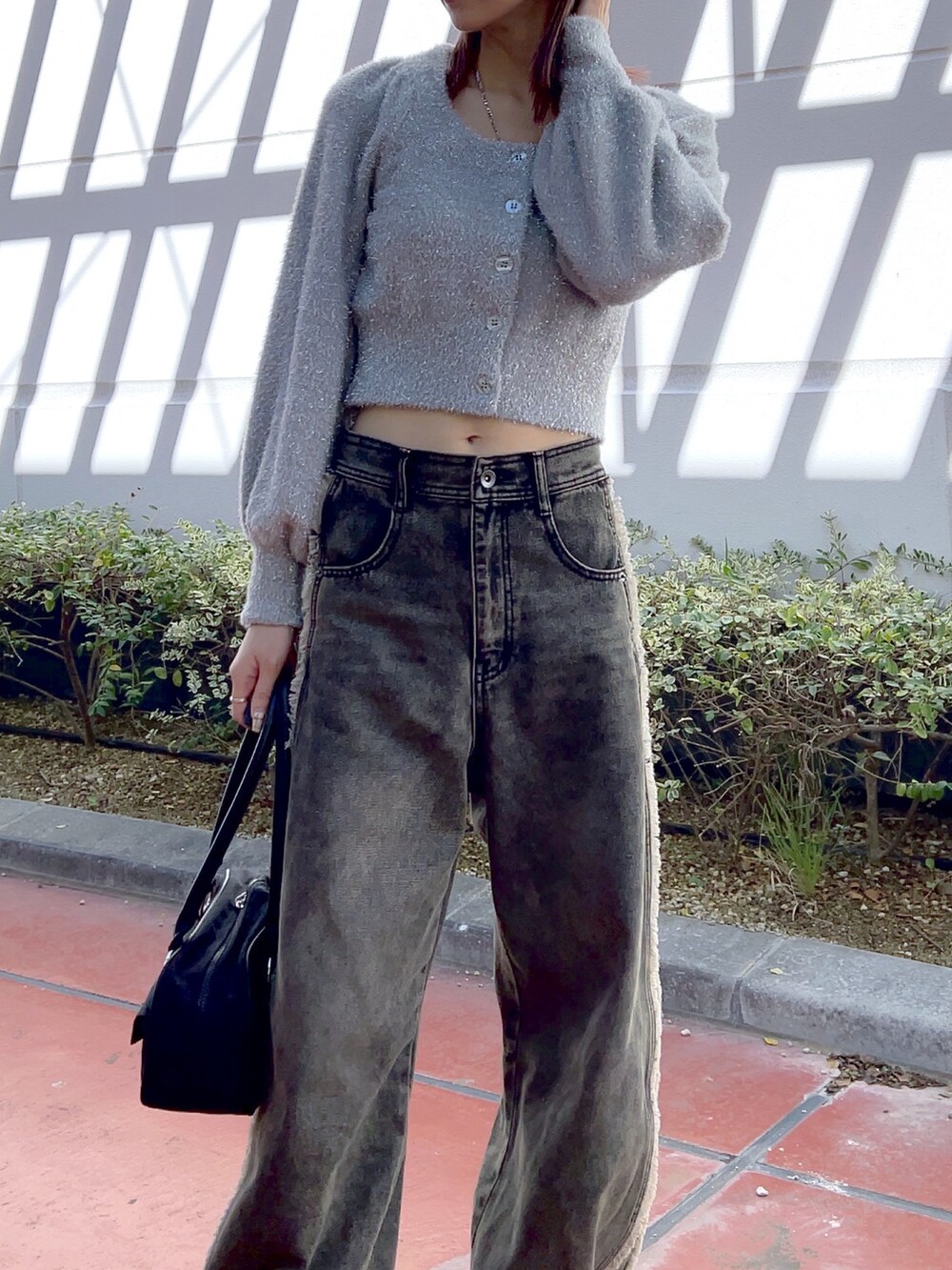 ホワイト系のブーツ、ブラック系のデニムパンツ、ホワイト系のトートバッグを着用したレディースの冬コーディネートの3枚目の写真