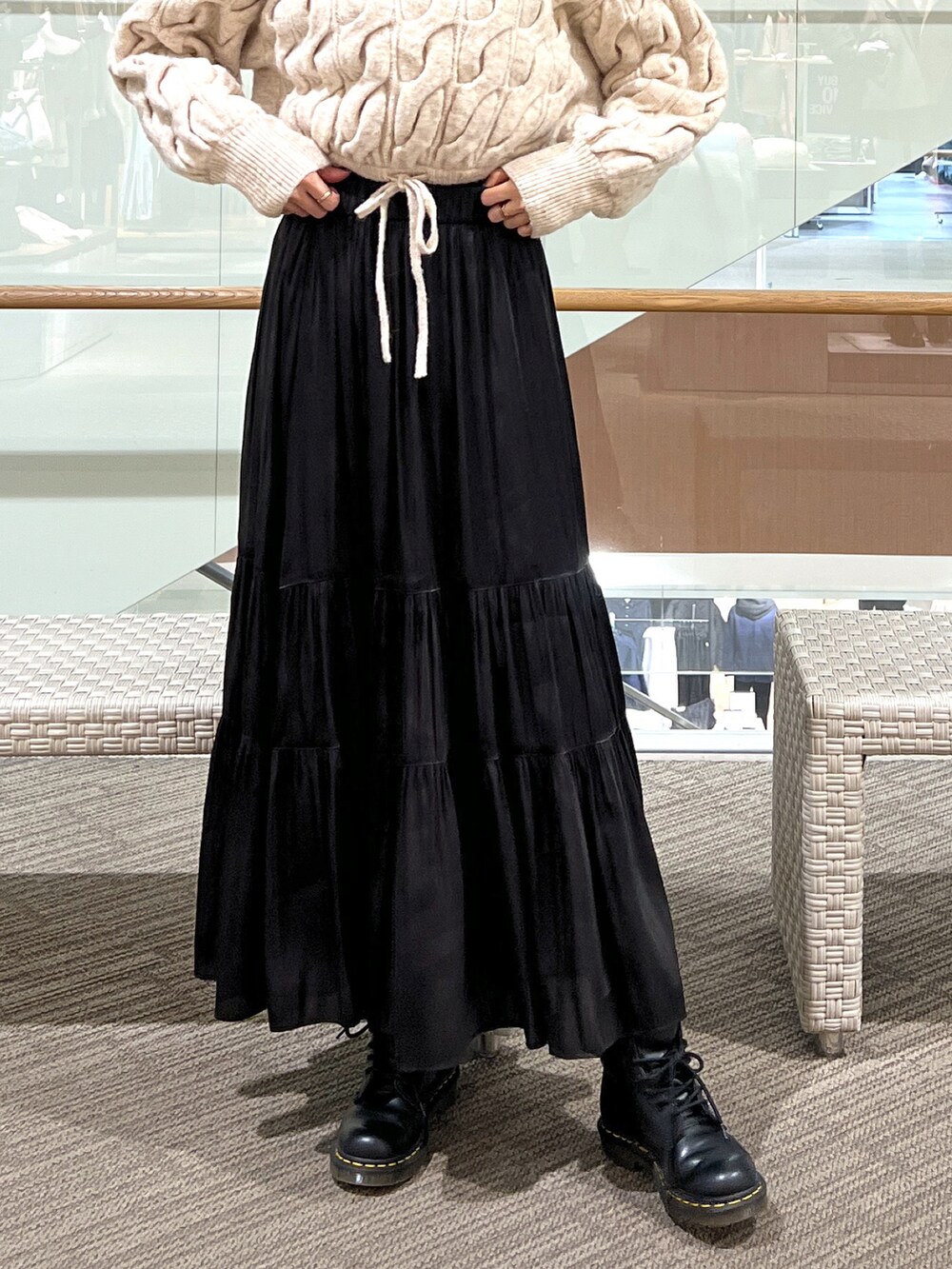 ブラック系のスカート、ブラウン系のニット/セーターを着用したレディースの冬コーディネートの4枚目の写真