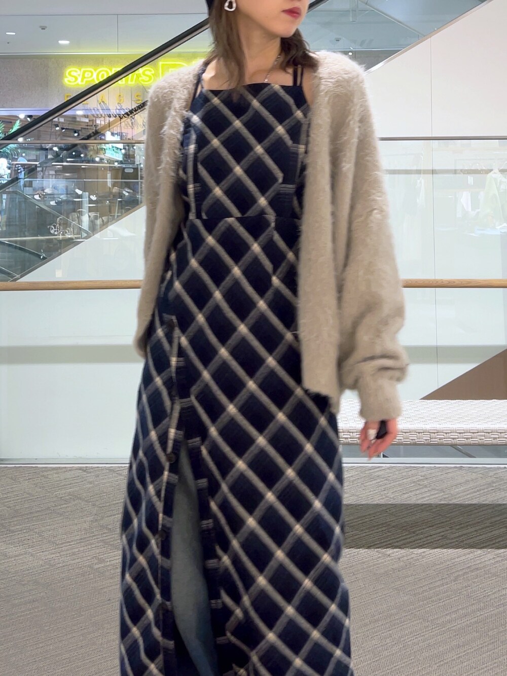 ブルー系のワンピース、ブルー系のデニムパンツ、ブラック系のショルダーバッグを着用したレディースの冬コーディネートの7枚目の写真