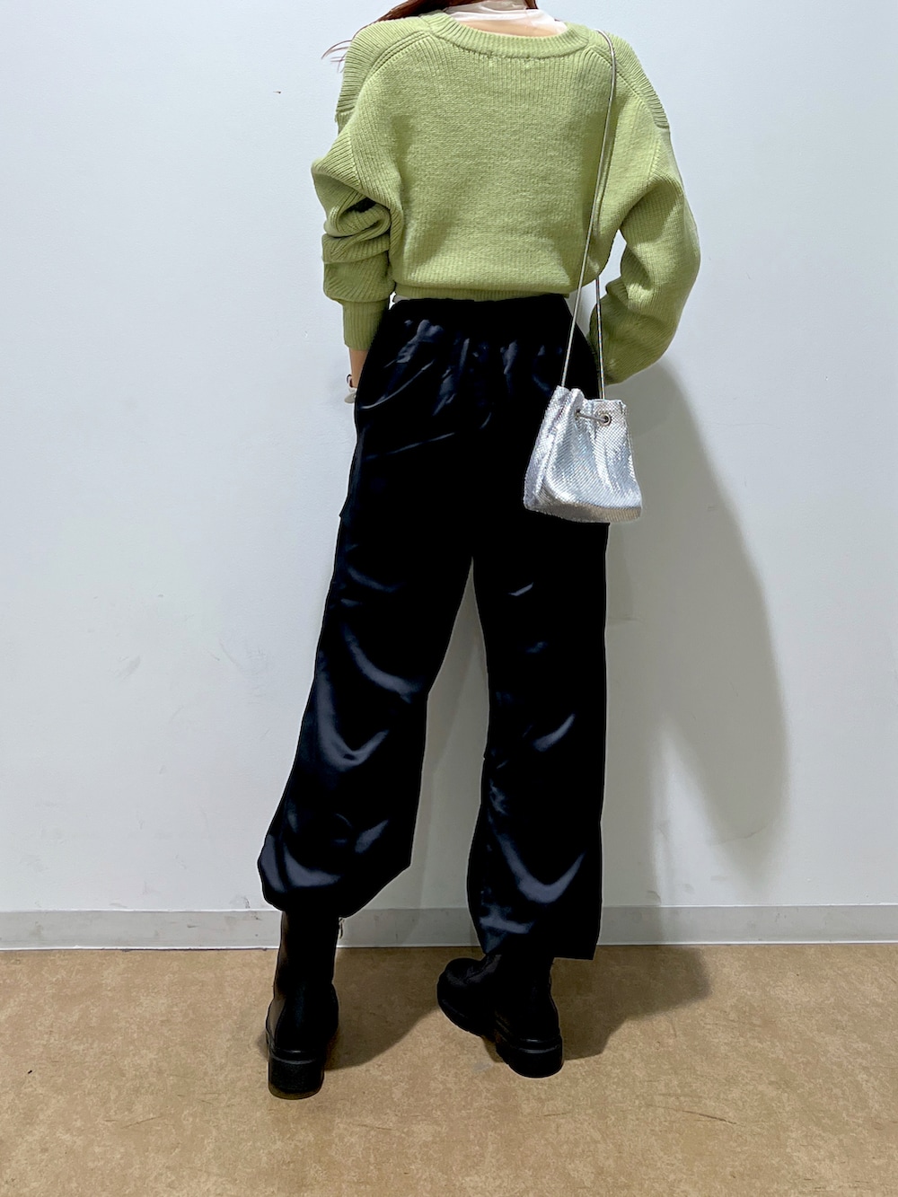 ブラック系のカーゴパンツ、ホワイト系のTシャツ/カットソー、グリーン系のカーディガン/ボレロを着用したレディースの秋コーディネートの3枚目の写真