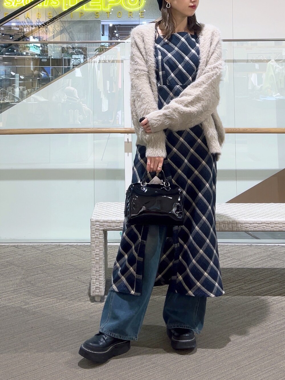 ブルー系のワンピース、ブルー系のデニムパンツ、ブラック系のショルダーバッグを着用したレディースの冬コーディネートの9枚目の写真