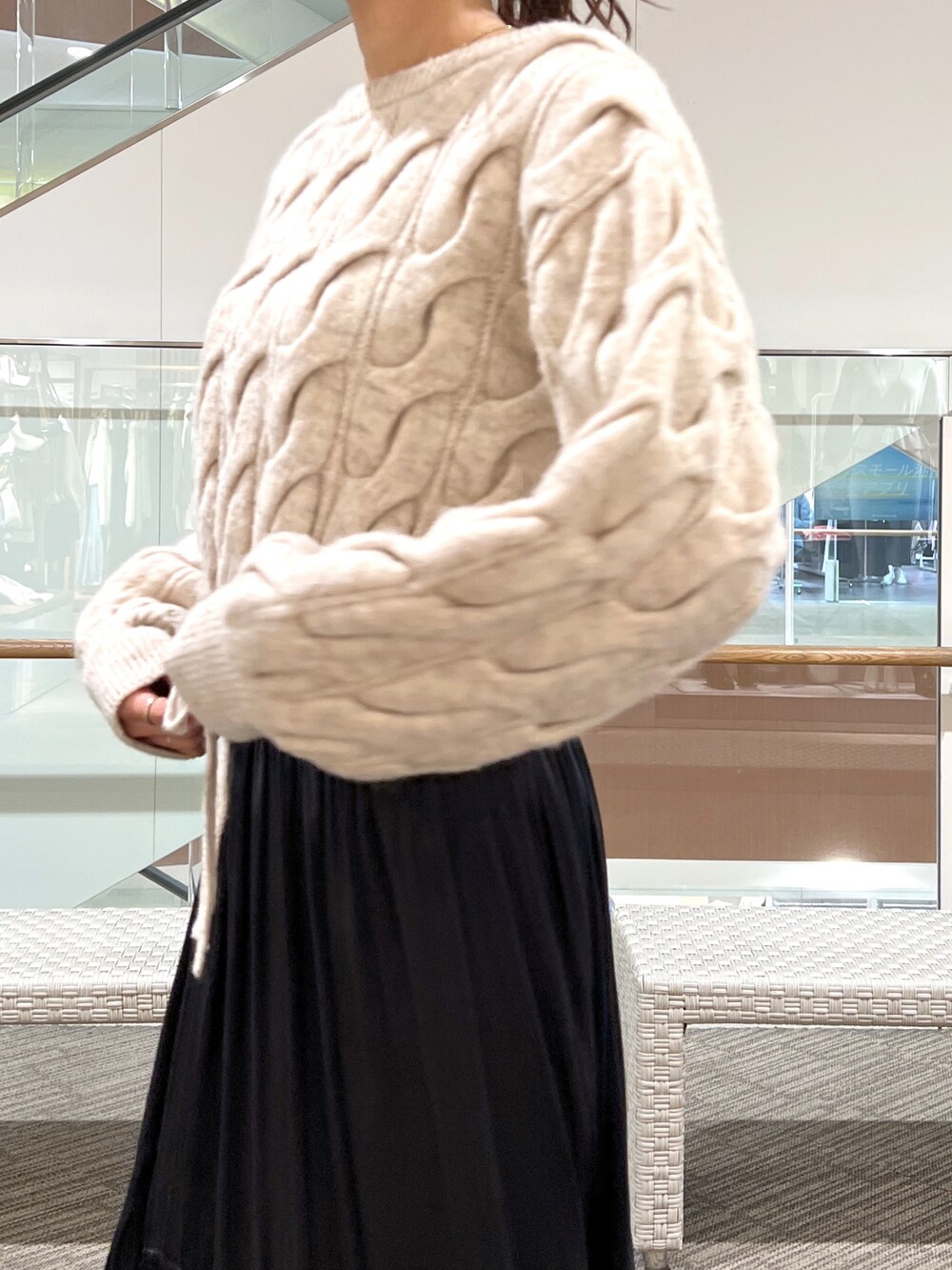 ブラック系のスカート、ブラウン系のニット/セーターを着用したレディースの冬コーディネートの3枚目の写真