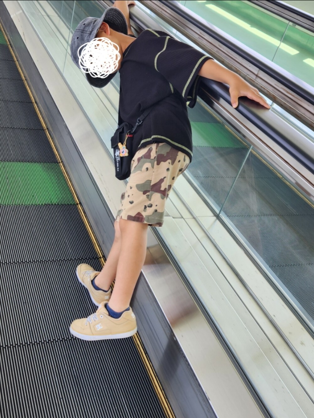 ブラック系のTシャツ/カットソー、ベージュ系のその他パンツ、ベージュ系のスニーカーを着用したキッズの春コーディネートの3枚目の写真